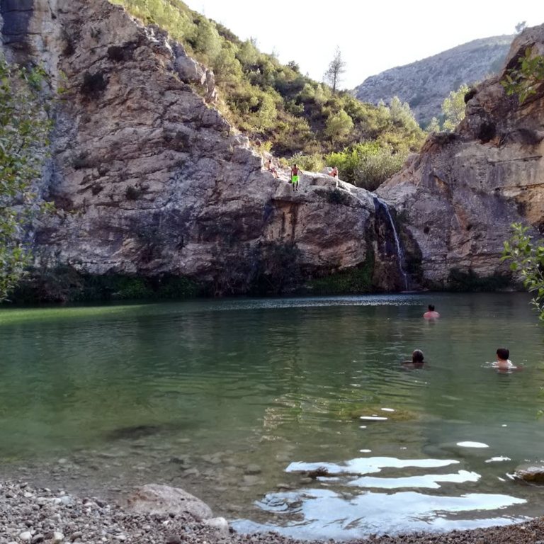 Un chapuzón en la cascada de La Vall de Gallinera Caferminet.es